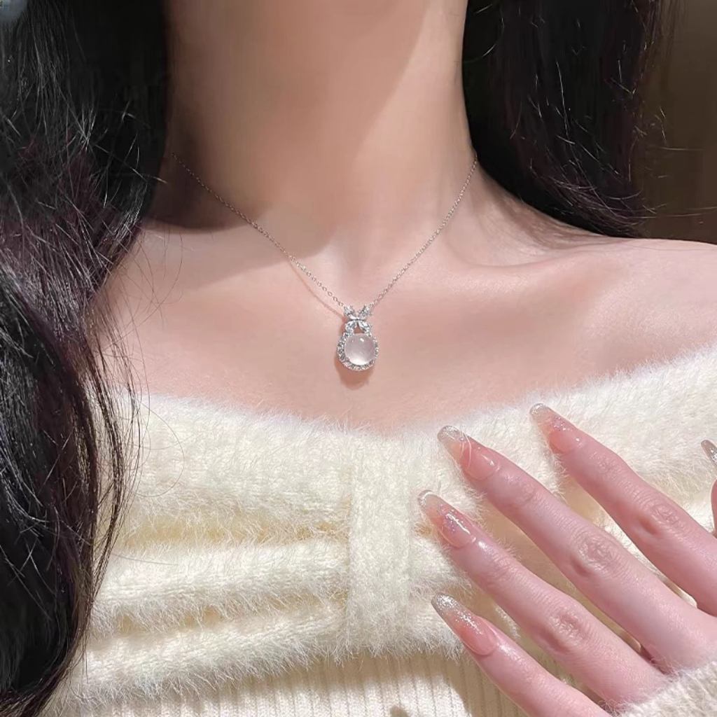 White agate bow necklace