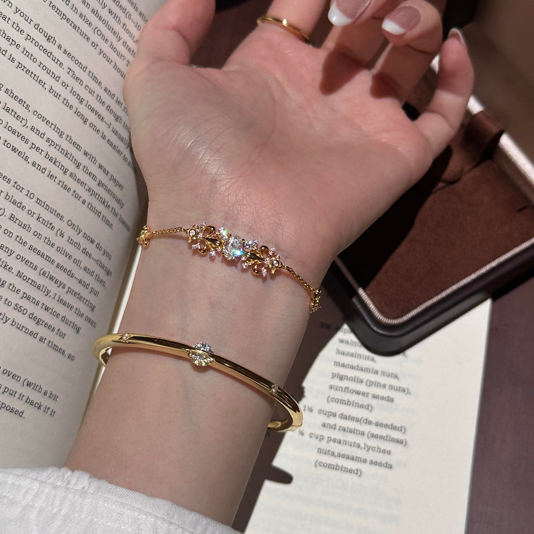 18K Gold Iris Flower Diamond Bracelet