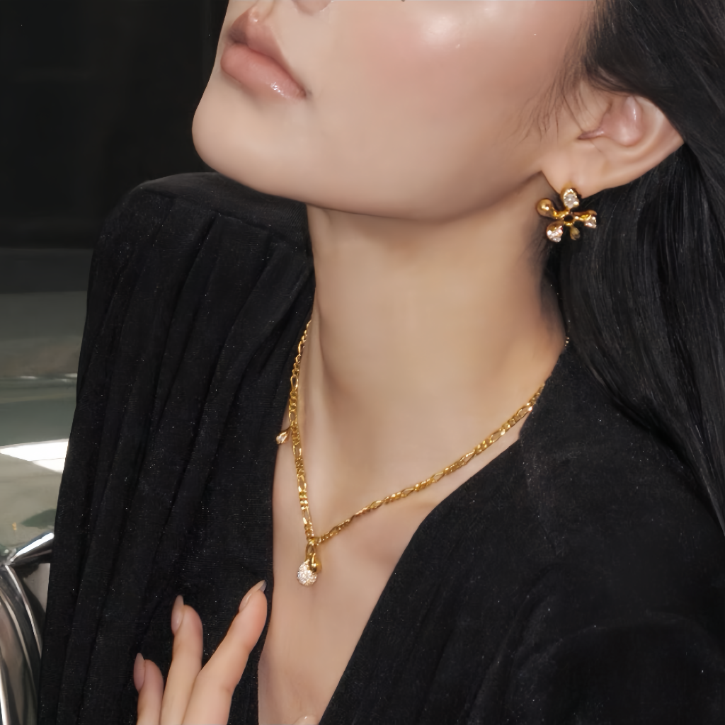 18K Gold Teardrop Glow Necklace