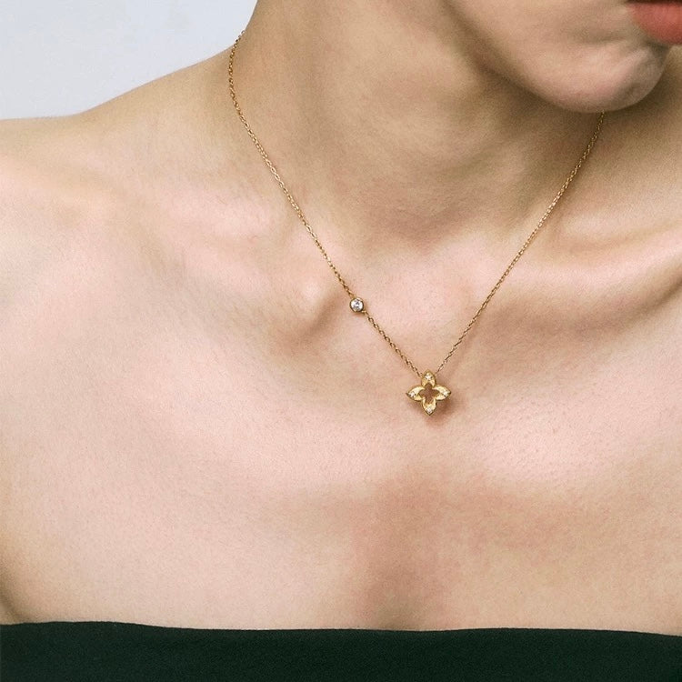 18K Gold Hollowed Out Diamond Inlaid Clover Necklace
